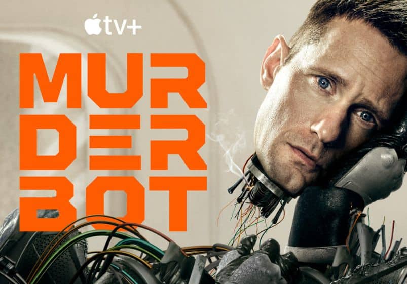 A imagem é um pôster promocional da série Murderbot, da Apple TV+. À esquerda, em destaque, está o título “MURDERBOT” em letras grandes e laranja vibrante, com uma tipografia futurista. À direita, vemos o rosto de um homem — que parece ser parcialmente humano e parcialmente robô — encaixado em um corpo mecânico, com fios expostos e fumaça saindo do pescoço, sugerindo danos ou transformação. O contraste entre a expressão melancólica do rosto e a brutalidade metálica do corpo evidencia o conflito entre humanidade e máquina, tema central da série. O logotipo da Apple TV+ aparece na parte superior.